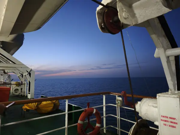 Pemandangan laut di saat senja