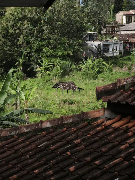 Saung di tengah kebun