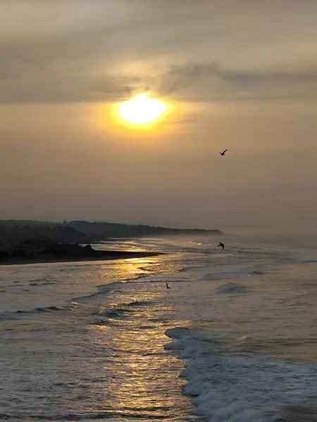 Pemandangan Sunrise di pantai puncak guha