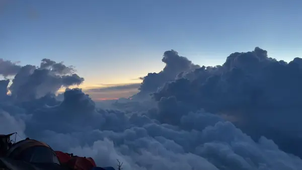 Gumpalan/lautan awan pada matahari terbenam🌅🌫