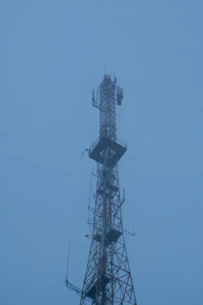 Menara Telekomunikasi di Tengah Kabut Biru