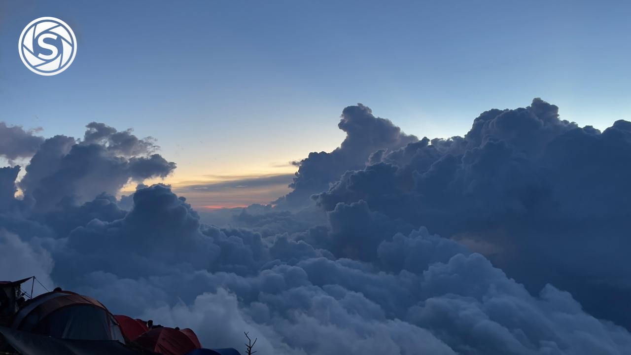Gumpalan/lautan awan pada matahari terbenam🌅🌫 - foto oleh Muhammad hikmi di PictStock
