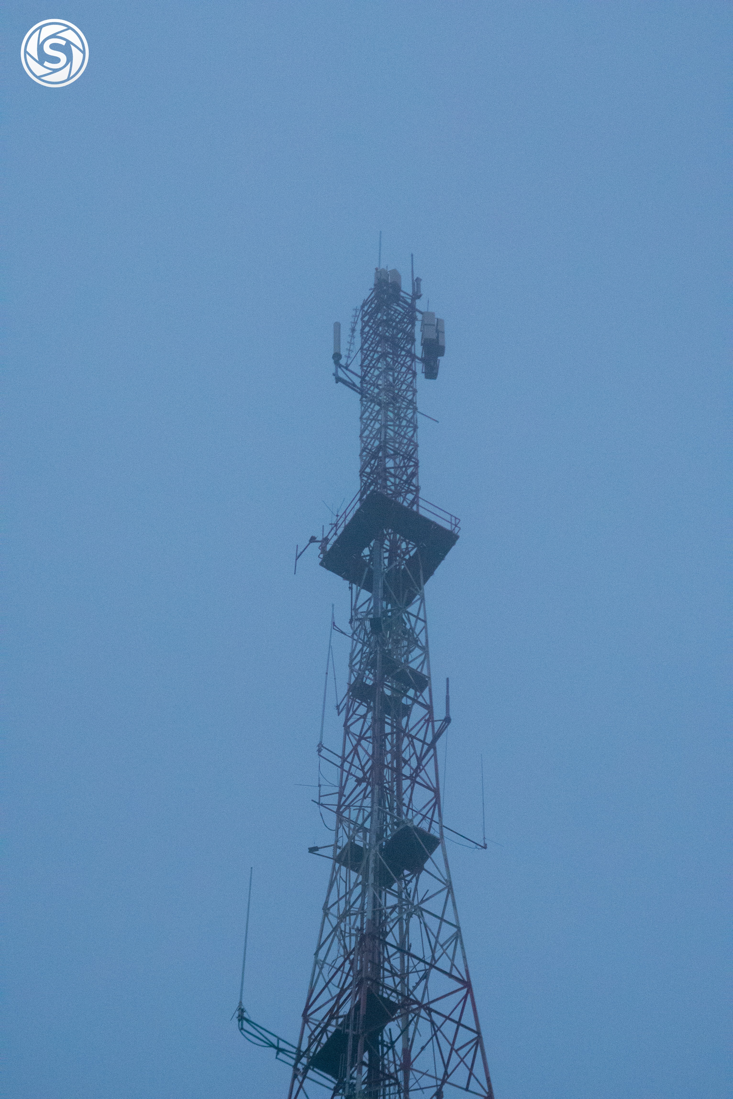 Menara Telekomunikasi di Tengah Kabut Biru - foto oleh Ravik Walhidayah di PictStock