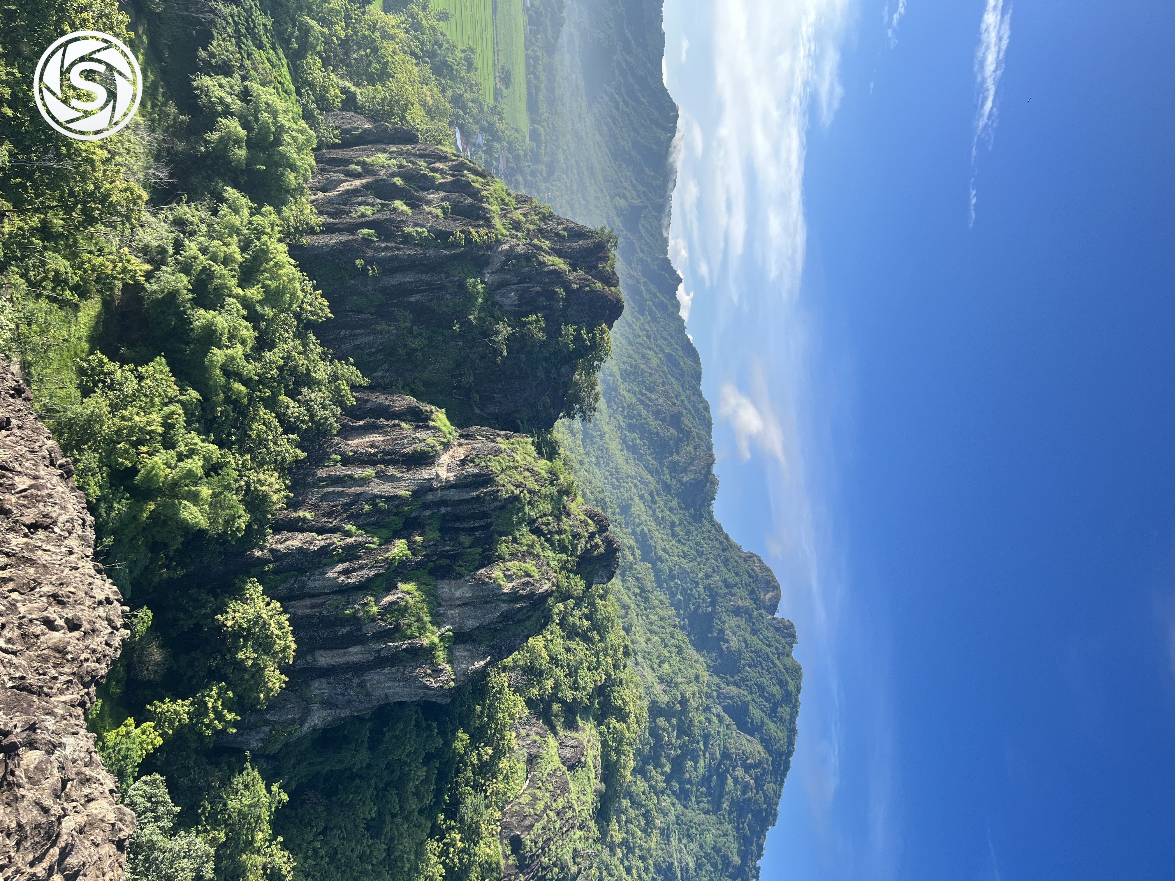 Keindahan gunung sepikul di pagi hari - foto oleh Andy Setya di PictStock