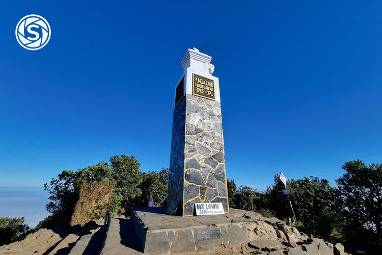 Puncak lawu - foto oleh Ameera Ezza di PictStock