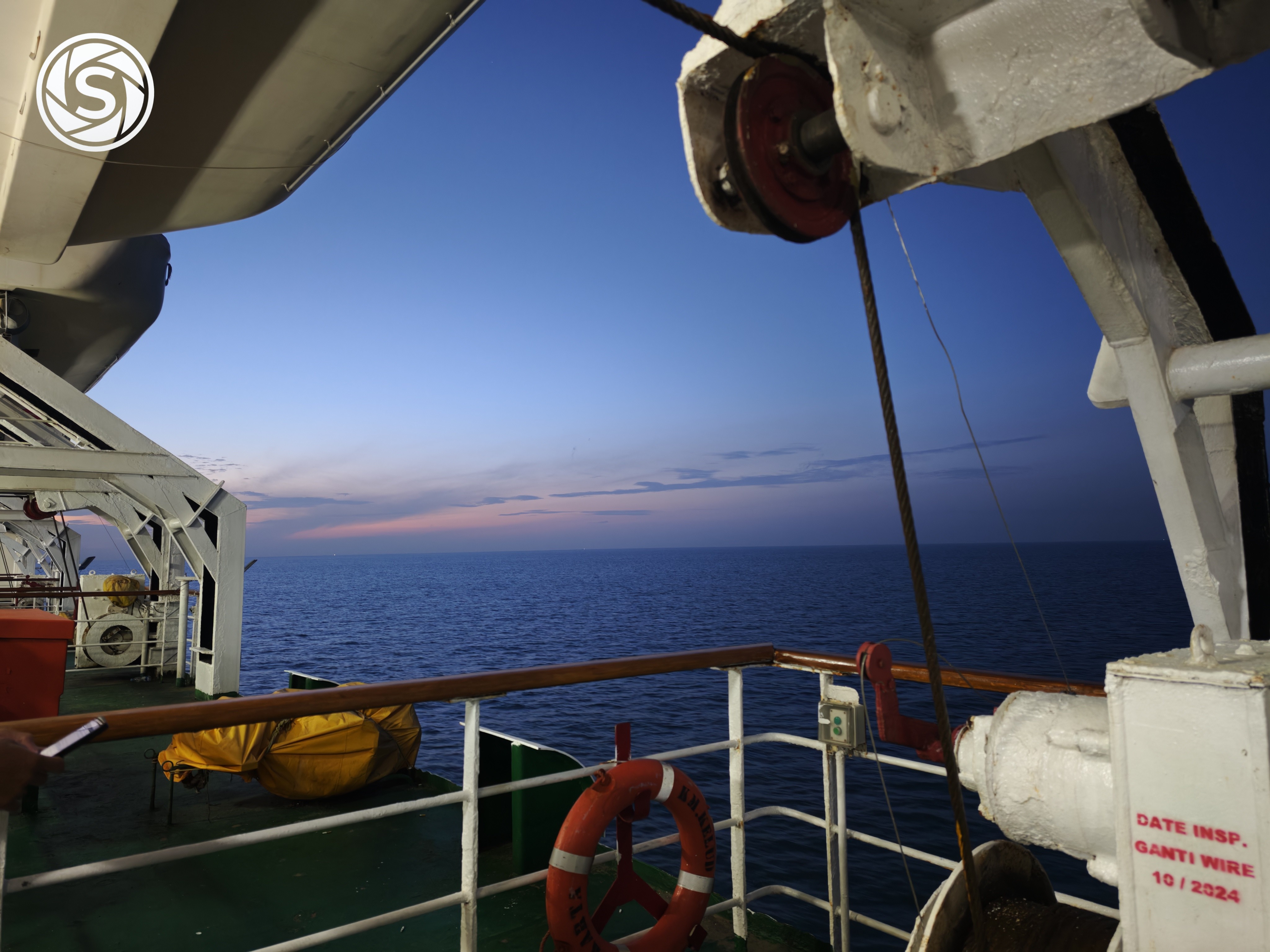 Pemandangan laut di saat senja