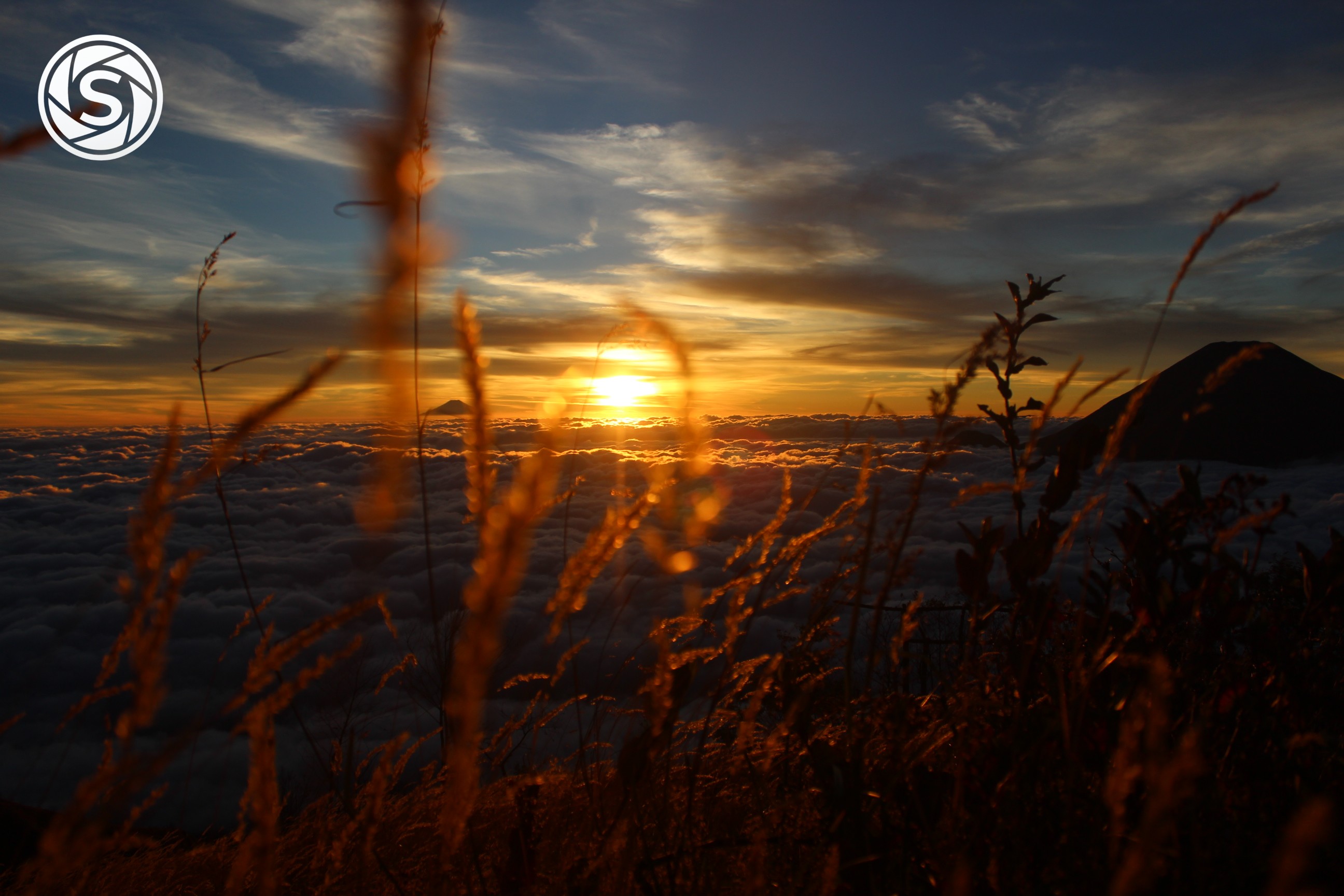 Pemandangan di atas puncak gunung Sumbing