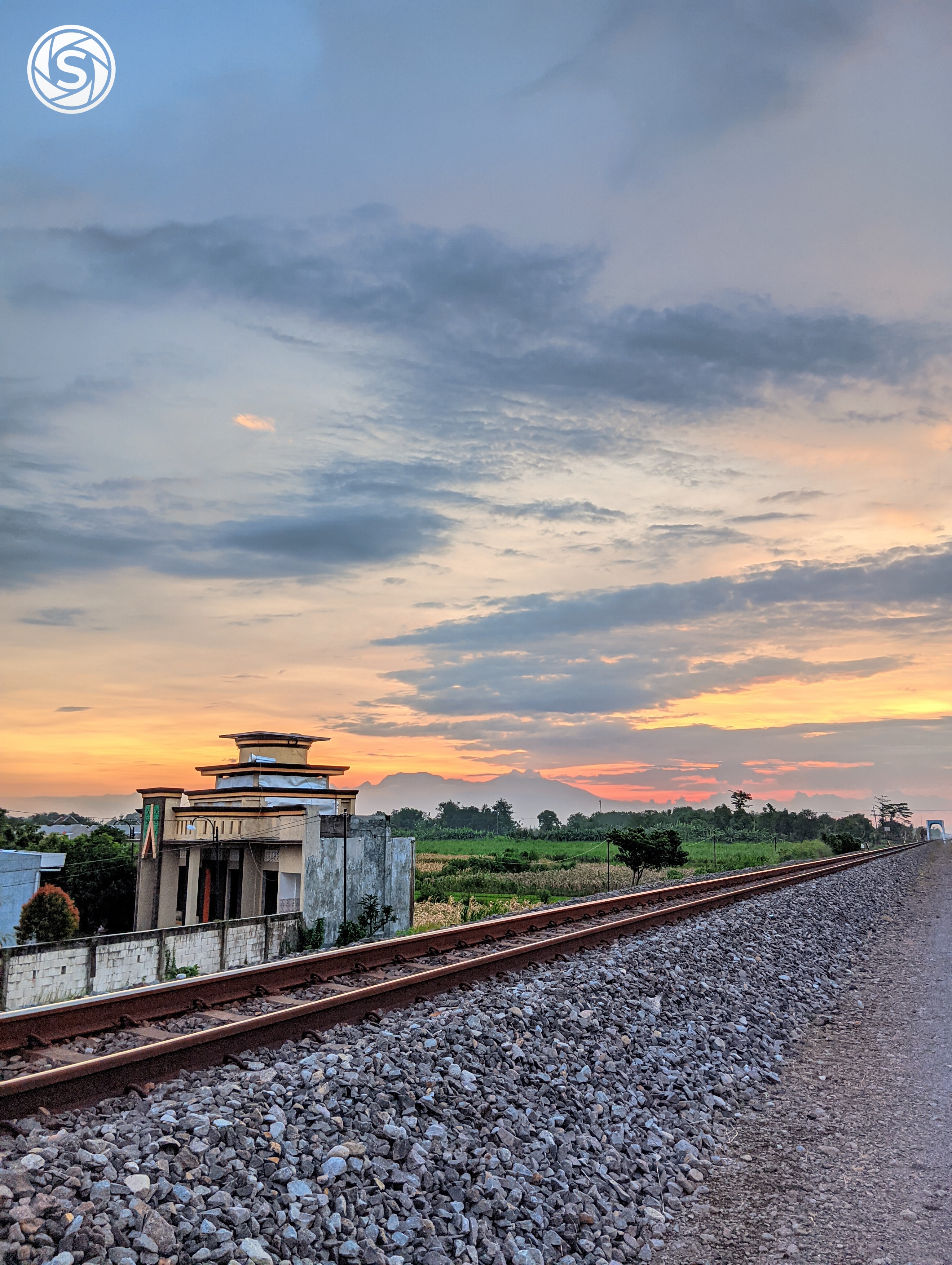 Pemandangan sunset di tengah jalur kereta api