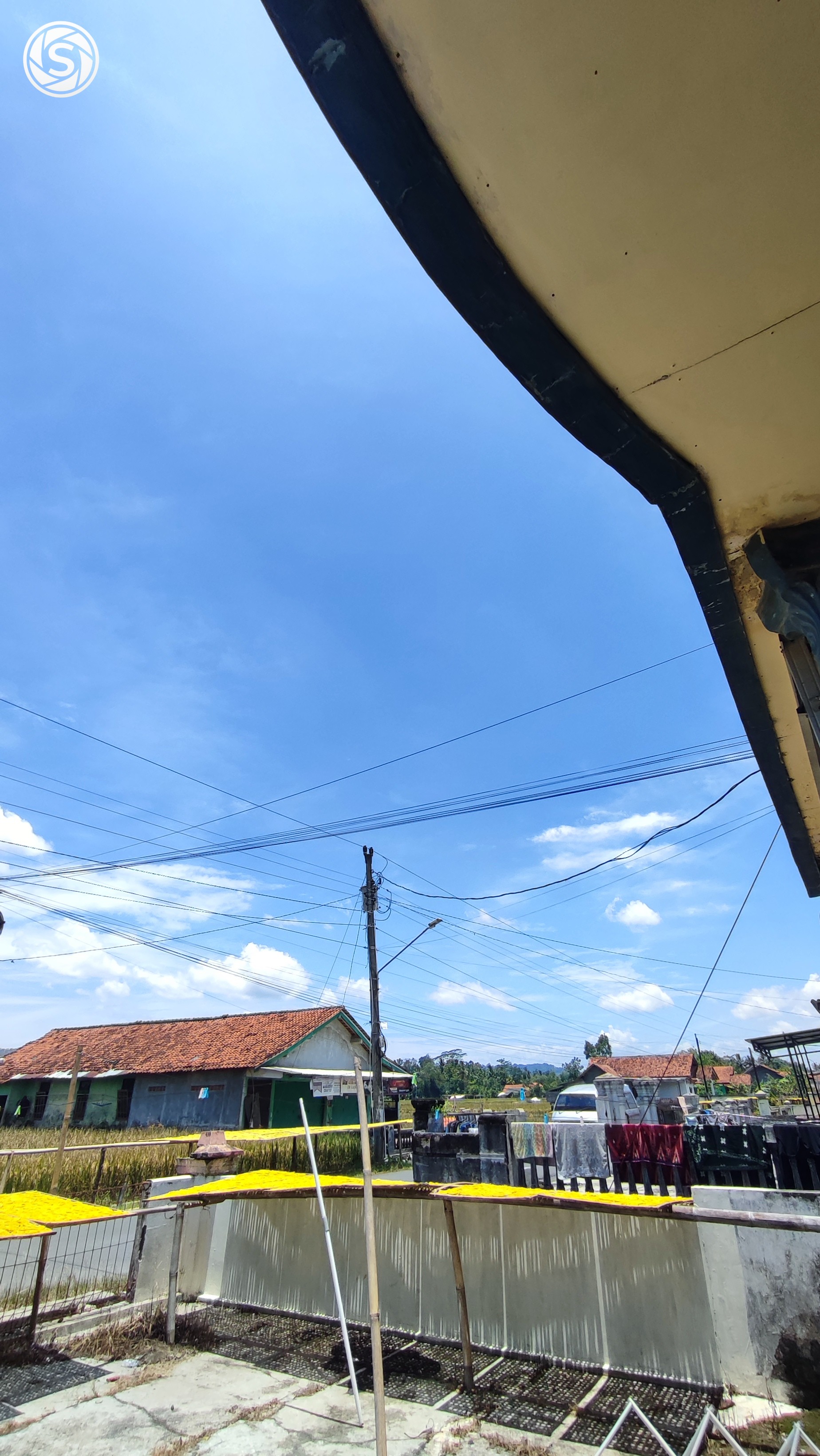 langit cerah di desa - foto oleh Freen zzy di PictStock