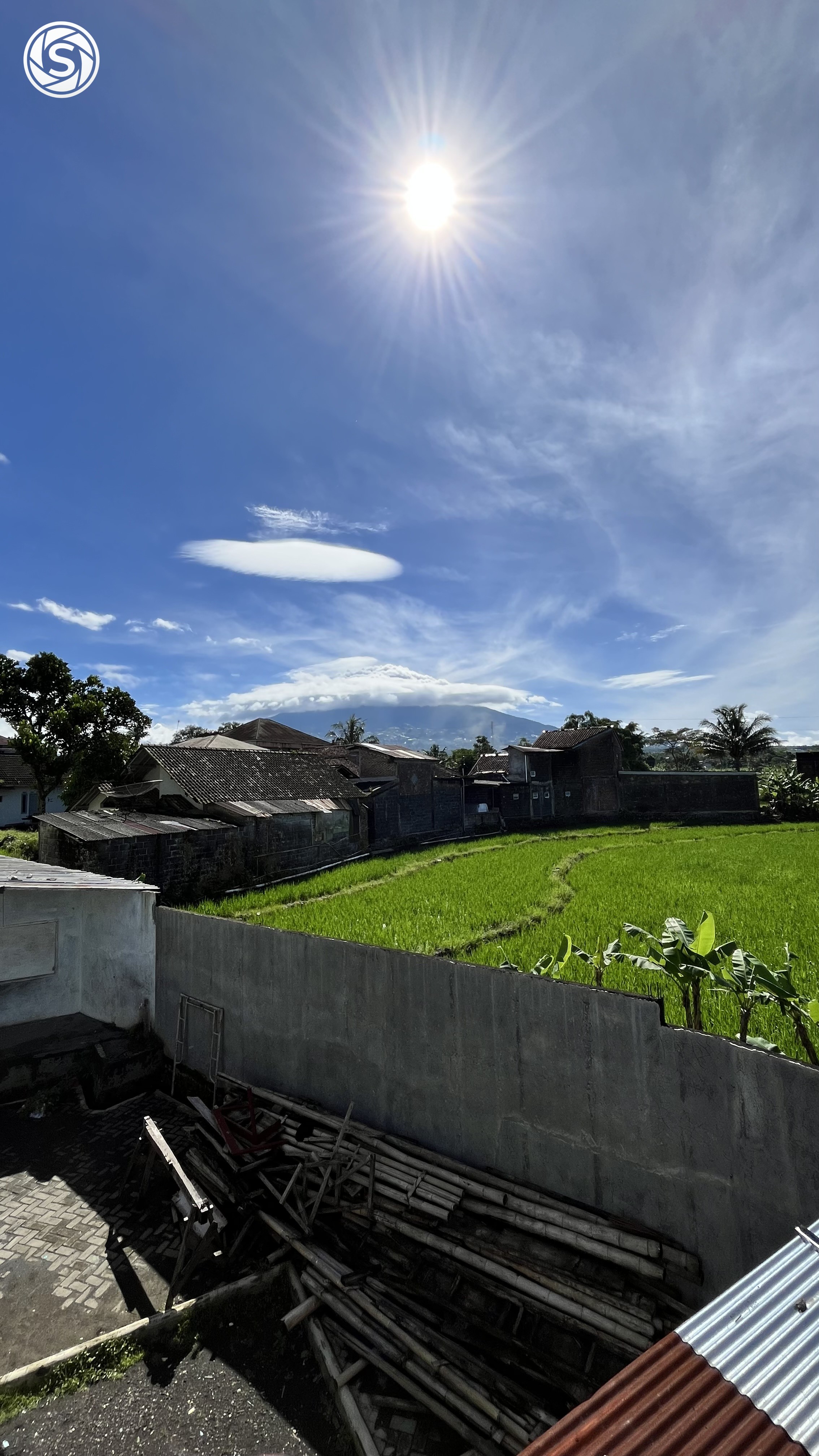 “Pagi Cerah di Balik Sawah dan Gunung” ☀️🌾