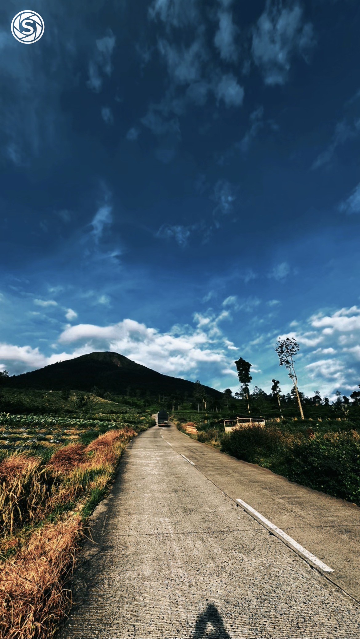 “Jalan Menuju Kaki Gunung” ⛰️🌤️ - foto oleh Muhammad Hakim di PictStock