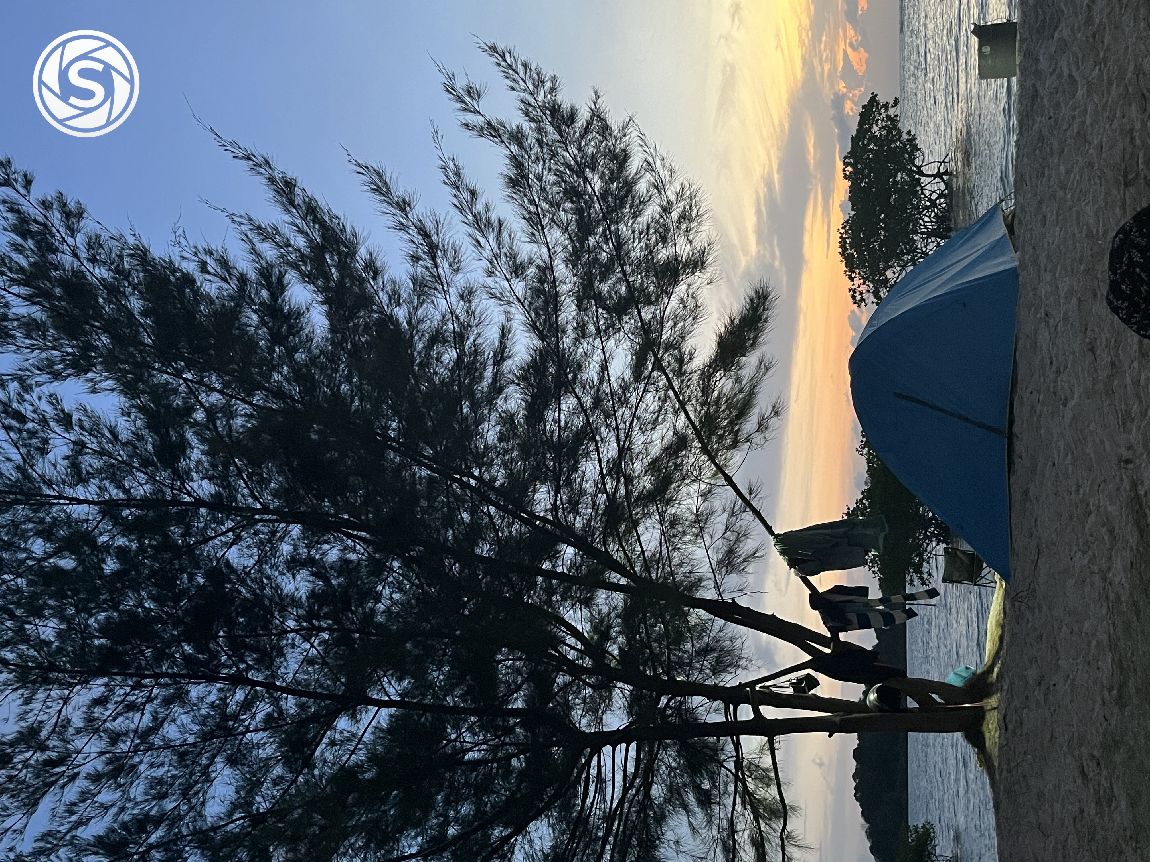 Pemandangan sunset di pantai - foto oleh Realene Marcynondang Siahaan di PictStock