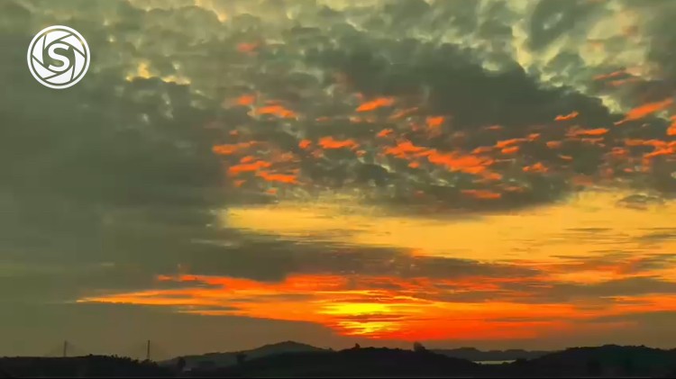 Siluet Bukit dalam Pelukan Senja - foto oleh Fauzan Hafizd di PictStock