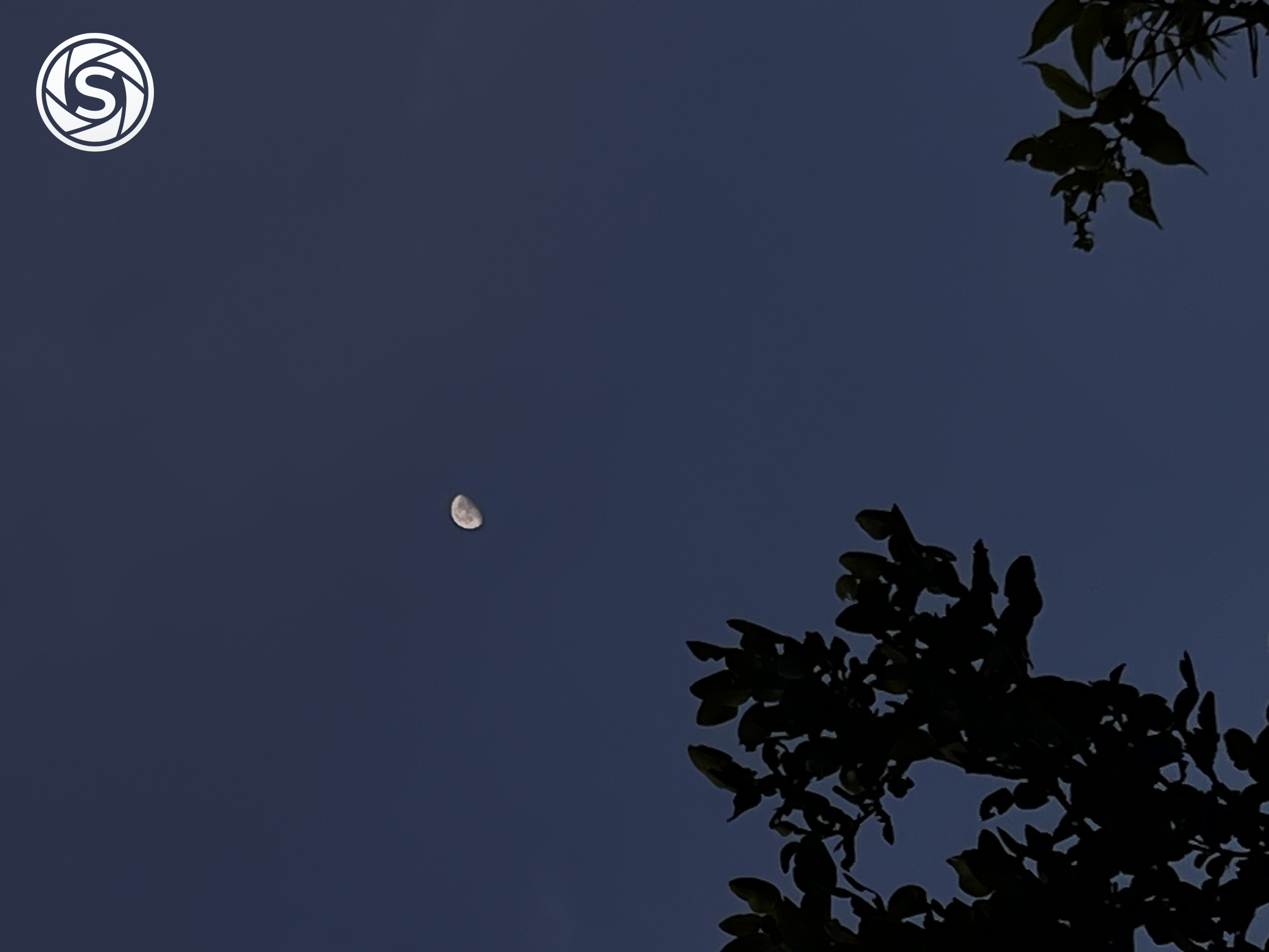 Bulan di pagi hari - foto oleh Irul Basori di PictStock