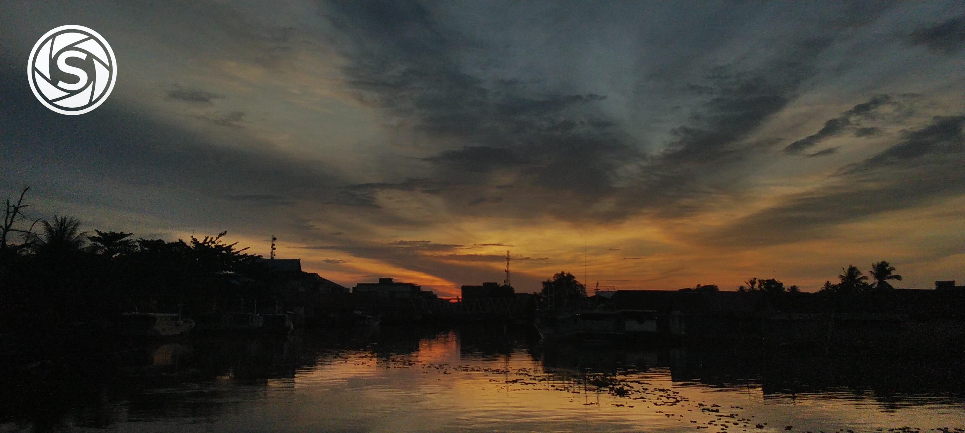 sunset ditepian sungai - foto oleh muhammad nur padillah di PictStock