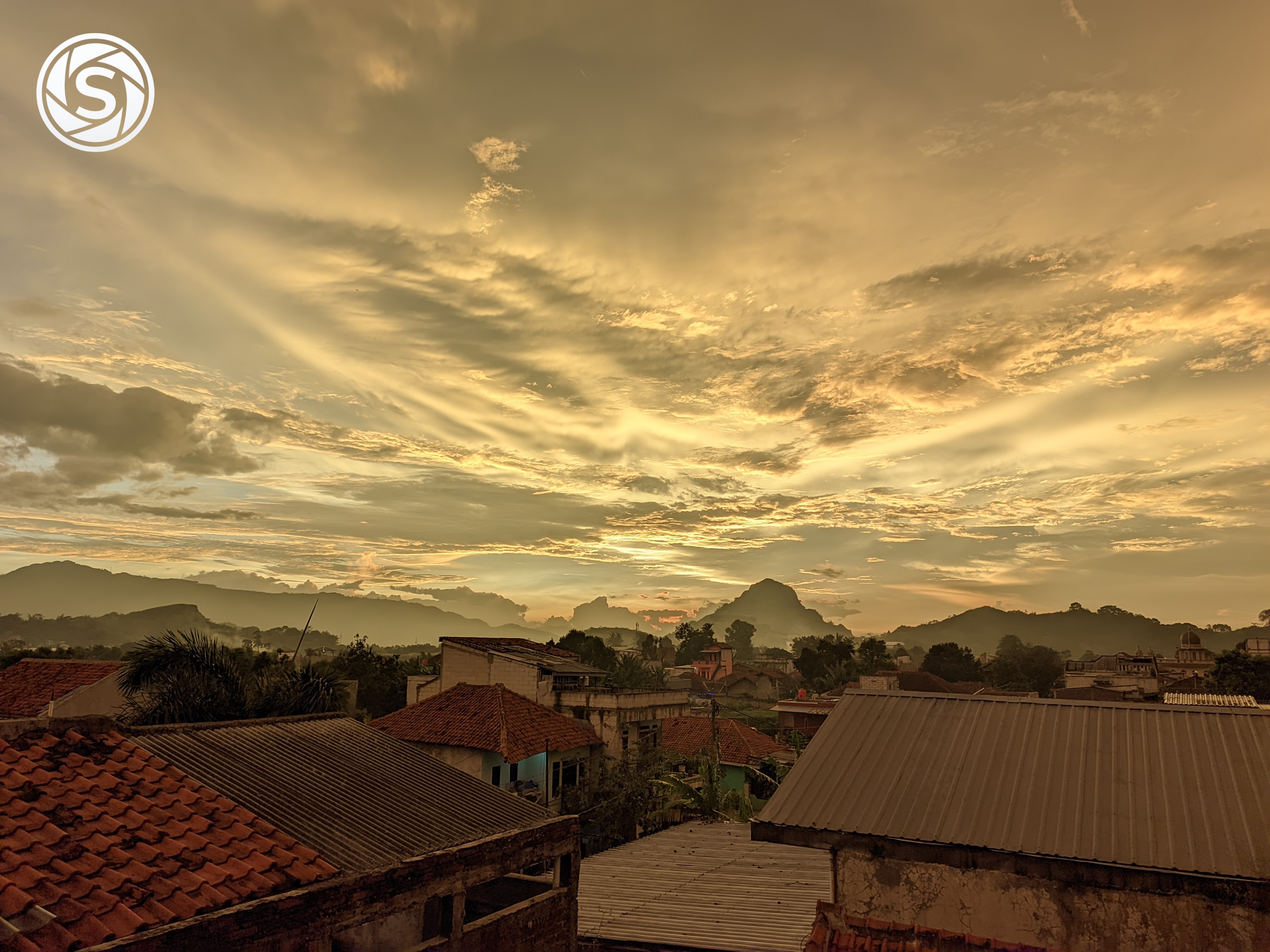 Pemandangan sunset - foto oleh Juliian Abrisam di PictStock