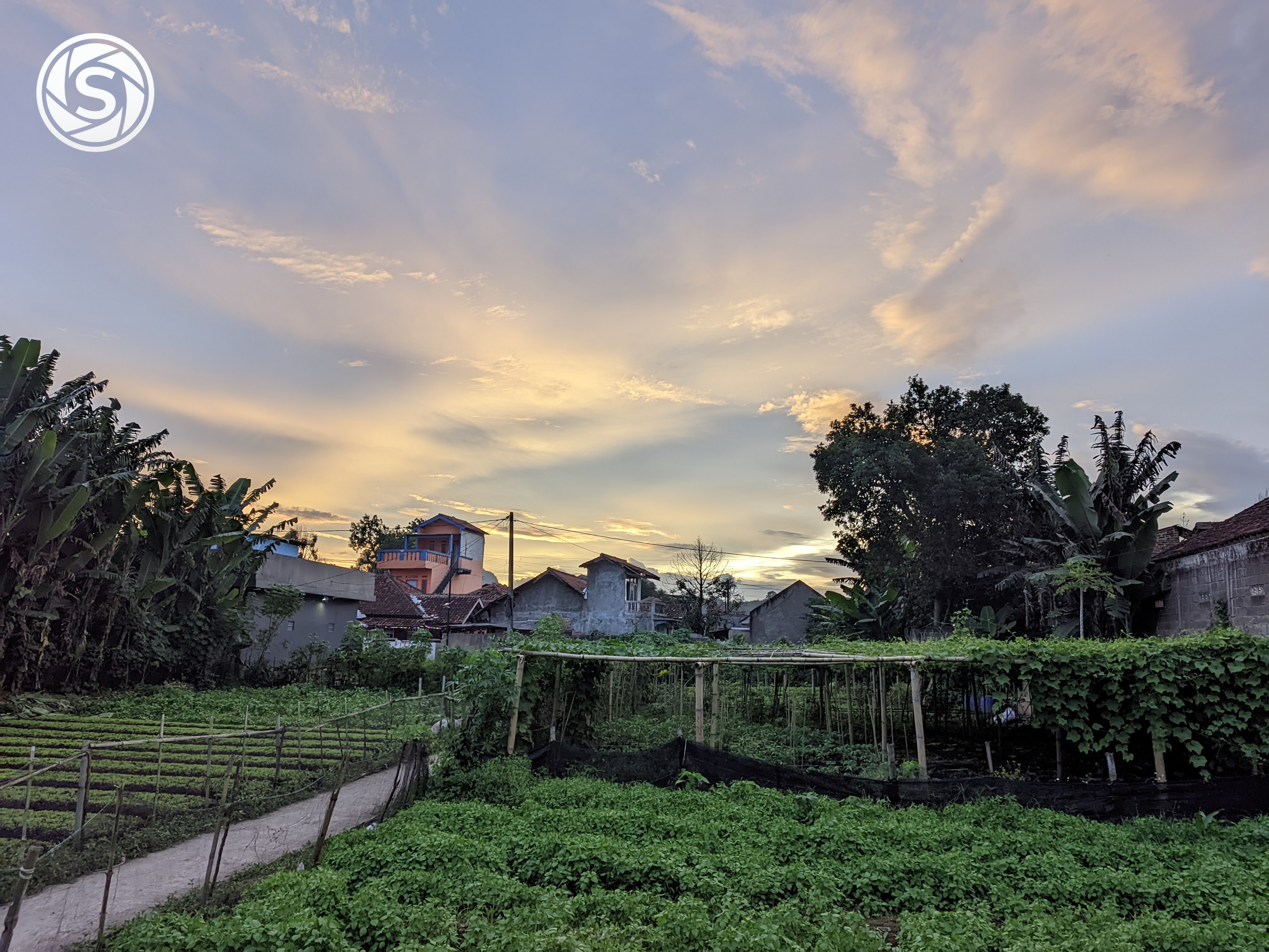 Pemandangan awan di sore hari - foto oleh Juliian Abrisam di PictStock