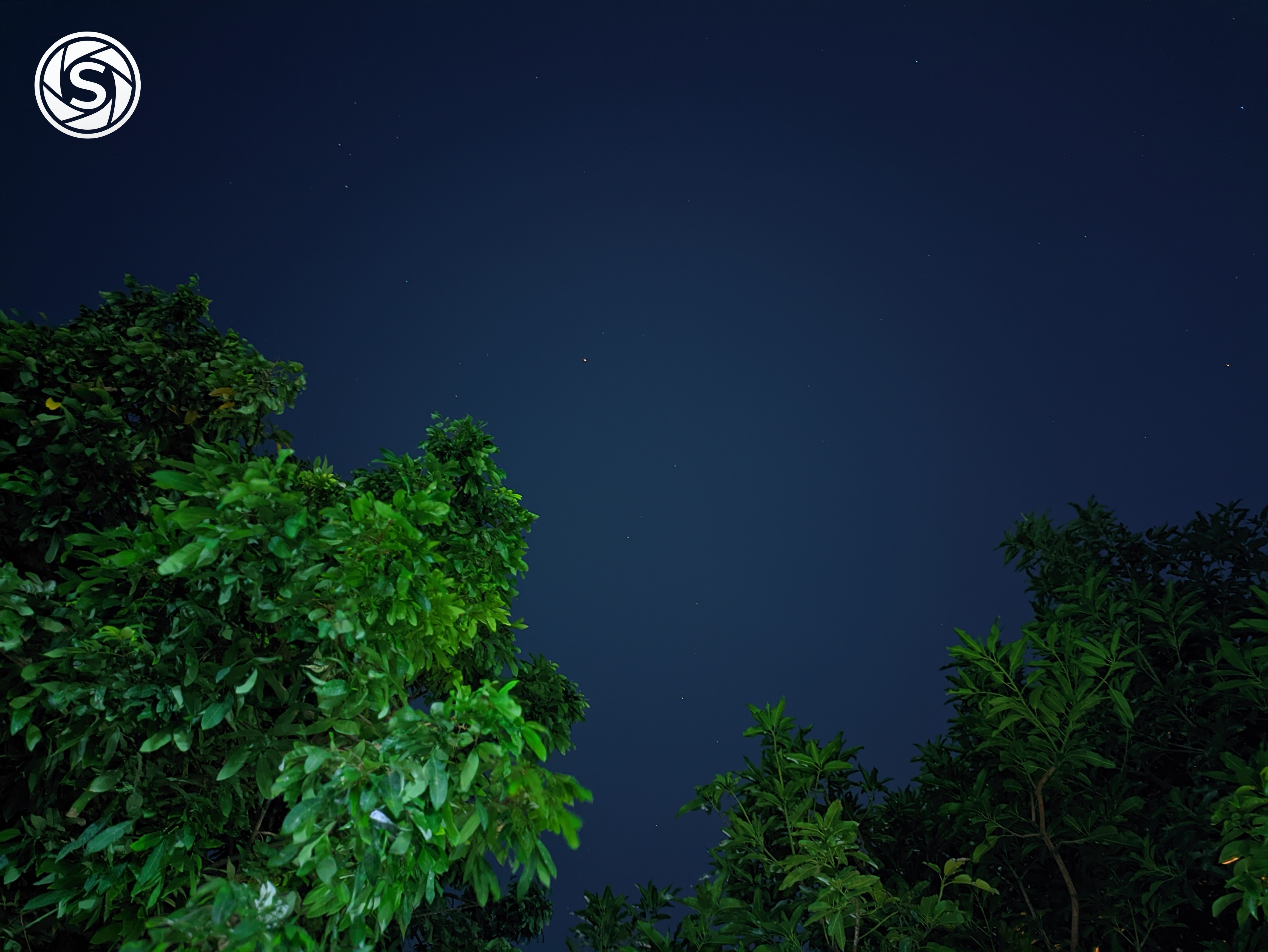 pemandangan langit malam - foto oleh Riordan EGA Fradila di PictStock