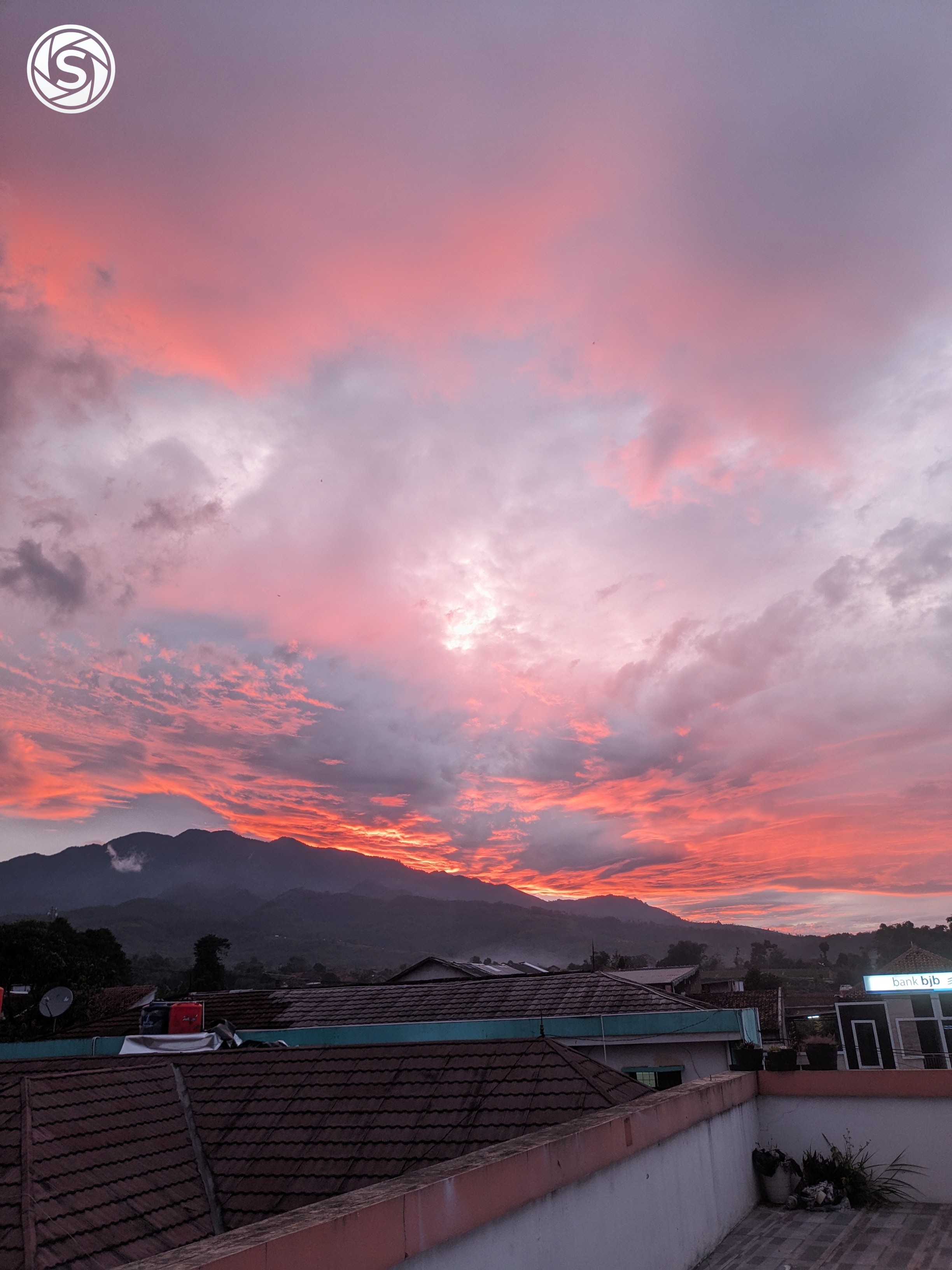Pemandangan sunset - foto oleh Arul Sayid di PictStock