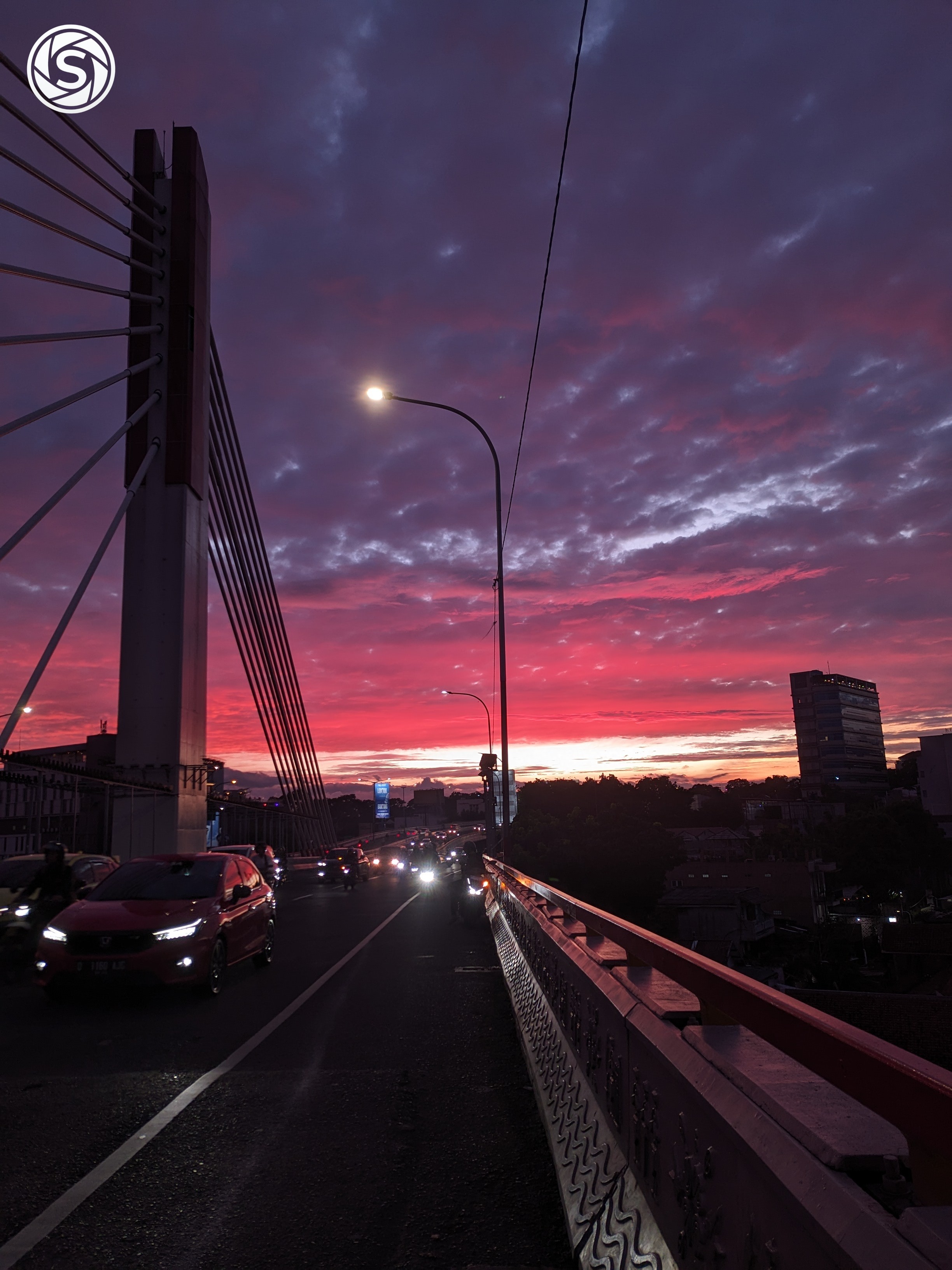 Pemandangan sunset - foto oleh Arul Sayid di PictStock