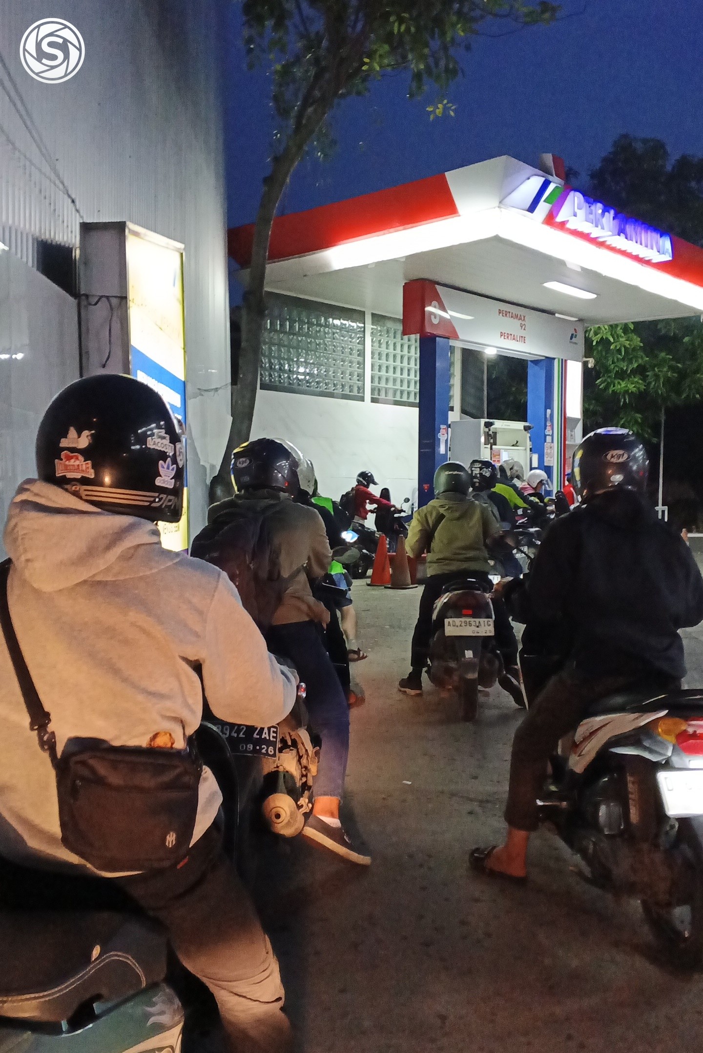 aku isi bensin - foto oleh Ade Faisal di PictStock